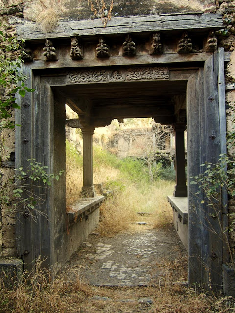 carved entrance to the Sardar Purandare Wada at Saswad