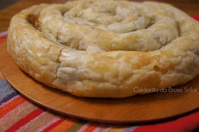 Torta folhada enrolada de berinjela e queijo