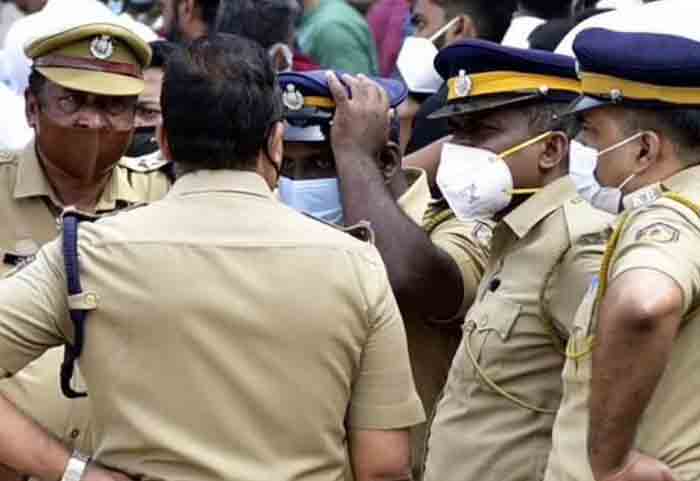 Latest-News, Kerala, Kasaragod, Top-Headlines, Kozhikode, Crime, Complaint, Robbery, Theft, Investigation, Complaint that gold and money stolen; Police booked.
