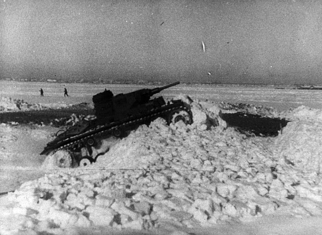 Немецкий танк преодолевает снежные заграждения