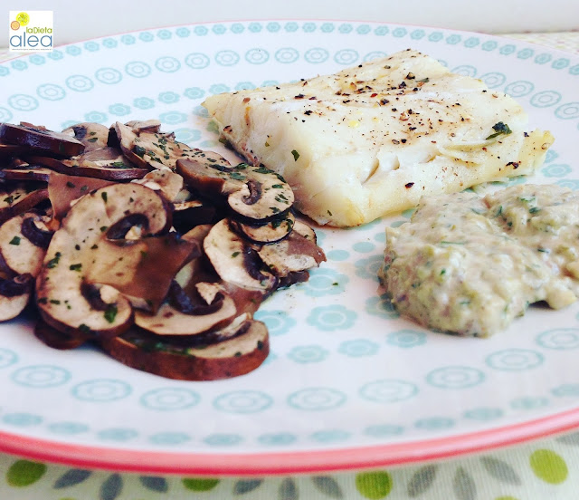 Bacalao con salsa tártara y champiñones al ajillo