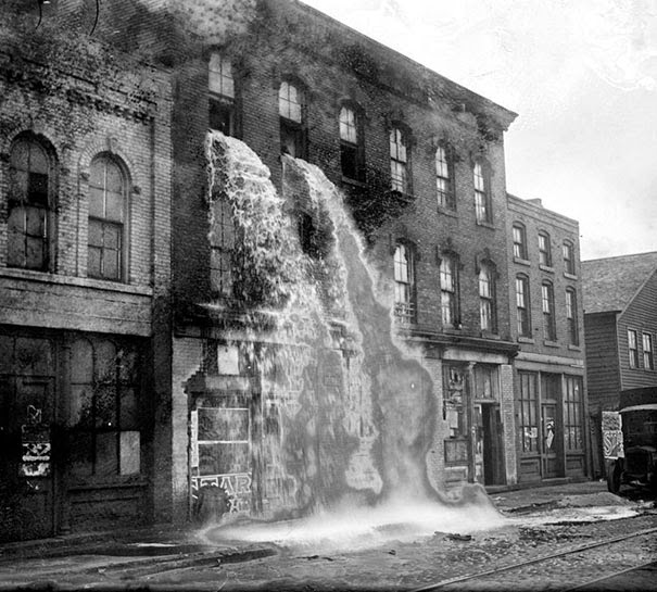 Нелегальный алкоголь выливается из здания во время сухого закона, Детройт, 1929 г.