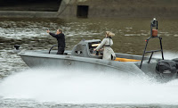 James Bond und Madeleine Swann im Boot auf der Themse