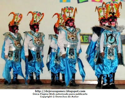 Foto de trajes para hombres de la Diablada de Puno color turqueza. Foto de Jesus Gómez