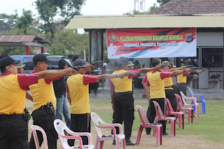 Tingkatkan Kemampuan Menembak, Personil Polresta Yogyakarta Gelar Latihan Tembak Revolver