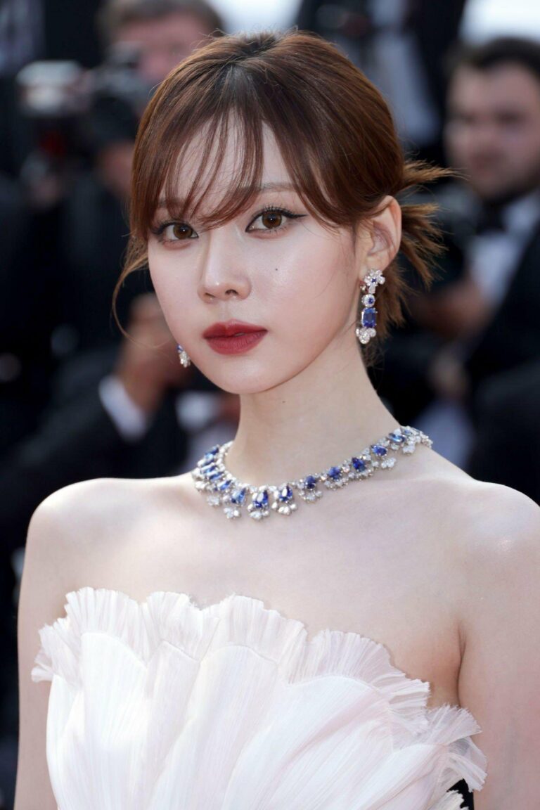 Winter con vestido blanco y joyas azules en Cannes , Winter cautiva en el Festival de Cine de Cannes con un deslumbrante vestido blanco y un conjunto de joyas azules. Su elegancia y encanto natural la convierten en el centro de atención de la alfombra roja.