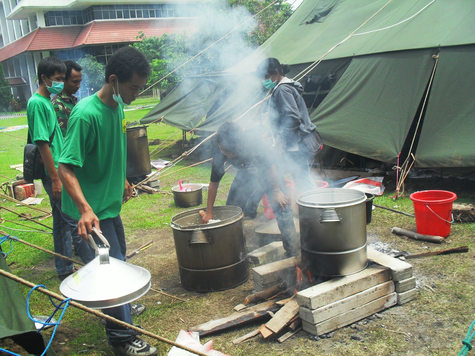 FREE WORKERS Dapur  umum  Relawan pengungsi Letusan 