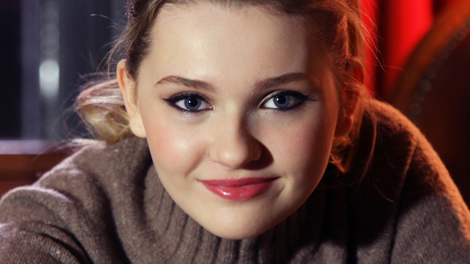 Hollywood Actress Abigail Breslin HD Images and Wallpapers