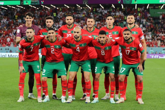 وكالة البيارق الإعلامية فجر المنتخب المغربي مفاجأة وأطاح بإسبانيا من مونديال 2022، ووصل إلى ربع نهائي مونديال 2022، في إنجاز غير مسبوق لدولة عربية. وضمن المنتخب المغربي الحصول على مبلغ 17 مليون دولار، من الاتحاد الدولي لكرة القدم (فيفا)، وهو المبلغ الذي يحصل عليه كل فريق يصل إلى ربع النهائي. كم ستصل مكافأة المغرب في حال عبور البرتغال؟ المنتخب المغربي سيحصل على 25 مليون دولار على الأقل، في حال الوصول إلى نصف النهائي، وسترتفع الحصيلة إلى 30 مليون دولار في حال الوصول إلى النهائي. ما مكافأة كل منتخب يتأهل للمونديال؟ يحصل كل منتخب يتأهل لبطولة كأس العالم على 2.5 مليون دولار، قبل البطولة، ثم تصل إلى 9 ملايين دولار خلال دور المجموعات. ويرتفع المبلغ في كل دور، وهو ما أتاح للمغرب الوصول إلى مكافأة 17 مليون دولار، بعد عبور إسبانيا، والتي قد تصل إلى 25 مليون دولار في حال عبور البرتغال. كما يحصل المنتخب صاحب السجل الأفضل في "اللعب النظيف"، على 50 ألف دولار.
