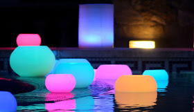 Decora tu piscina con lamparas flotantes