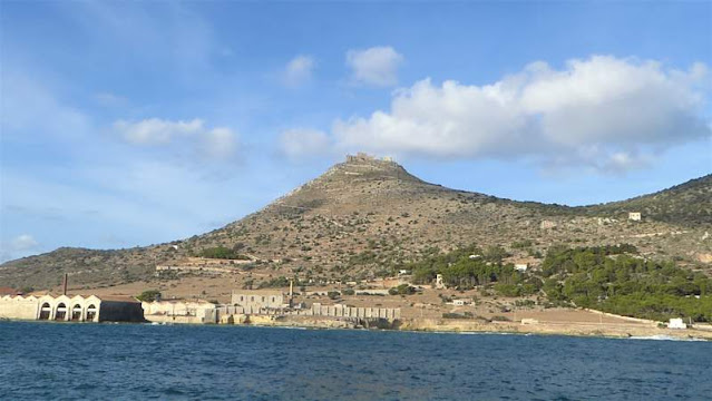 La collina del castello di Favignana e sotto la tonnara