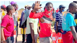 Mliswa handing food to Mahwindi