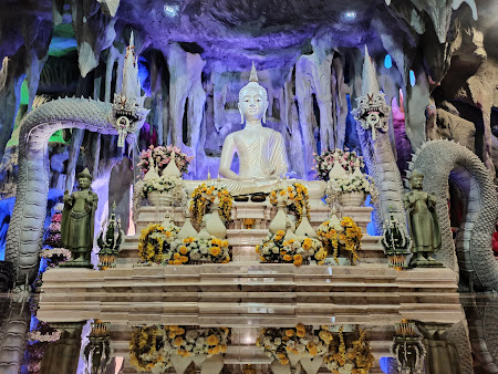 Wat Pa Si Mongkhon Rattanaram There is a beautiful cave inside the temple