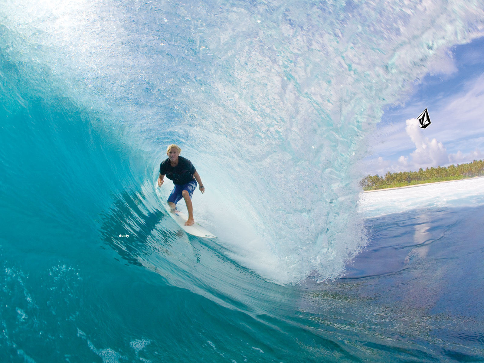 Kumpulan Gambar: Gambar-Gambar Berselancar ( Surfing ) di Lautan