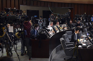 Các nhà báo nước ngoài chờ đợi thông tin liên quan đến vụ phóng vệ tinh của CHDCND Triều Tiên tại trung tâm báo chí ở Bình Nhưỡng vào ngày 13.4 