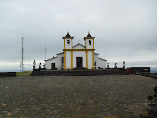 Foto 01 - Localizada no topo da serra a capela Nossa Senhora da Piedade é a única construção histórica preservada no local