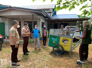 Bappeda Kapuas Hulu Terima Bantuan Tempat dan Gerobak Sampah dari TaNa Bentarum dan Saka Wanabakti