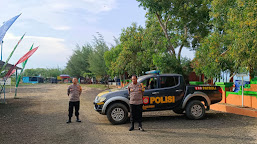 Polsek Balongan Lakukan Patroli di Objek Wisata Pantai Menjelang Buka Puasa