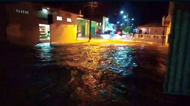 Chuva forte atinge Santaluz e causa alagamentos em diversos pontos da cidade