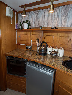 Photo of the small stove in Ravensdale's galley