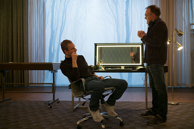 Danny Boyle dando indicaciones a Michael Fassbender durante el rodaje de Steve Jobs (2016)