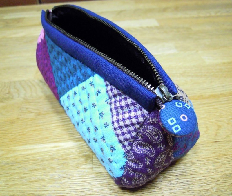 Quilted patchwork zipper pouch, cosmetic bag, pencil case. DIY Photo Tutorial. 