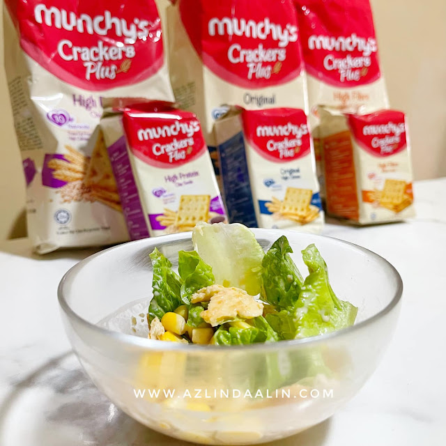 SALAD WITH MUNCHY’S CRACKERS