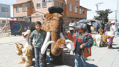 Con fibra de vidrio, personajes de películas cobran vida en El Alto - Vivir en El Alto