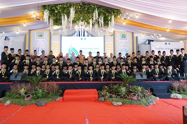 Wisuda Angkatan IV MTs Bumi Sholawat Tulangan, Gus Muhdlor Tekankan Pentingnya Kurikulum Pendidikan Sesuai Zaman
