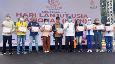 Peringatan HLUN 2022: ACT Dan PWI Kota Bandung berikan Puluhan Paket Pangan Untuk Para Lansia