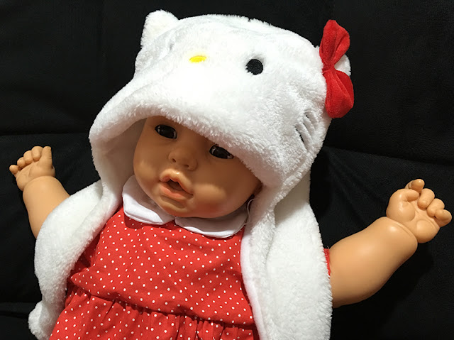 Meu Bebê com vestinho vermelho e touquinha da Hello Kitty