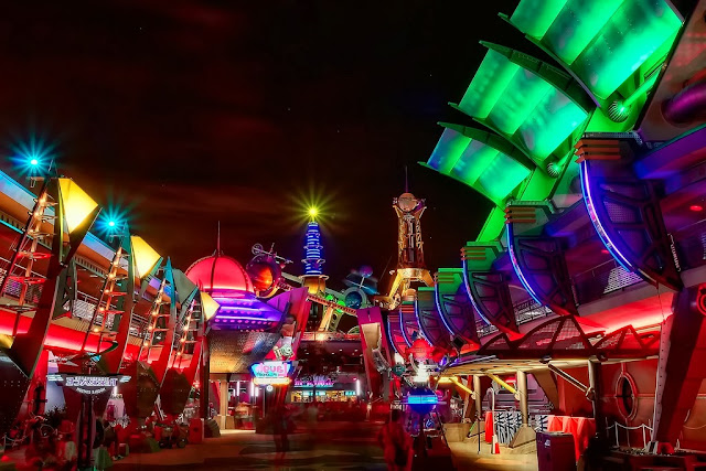 Vista noturna de Tomorrowland no Magic Kingdom