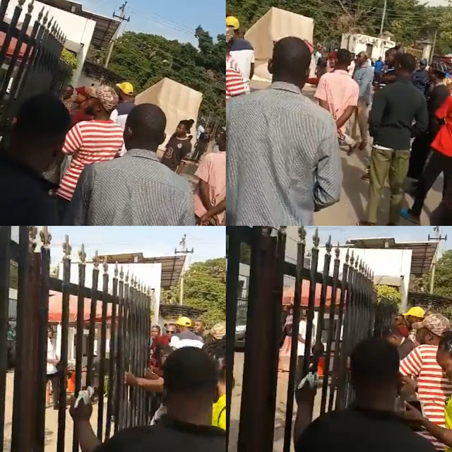 Angry Youths Forcefully unlock Gate of a Bank as Naira Scarcity Lingers