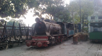 LOKOMOTIF UAP PENARIK GERBONG LORI TEBU