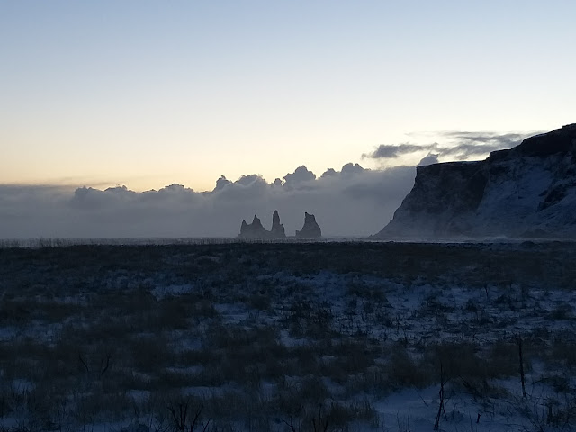 Skały Reynisdrangar z miejscowości Vik i Myrdal