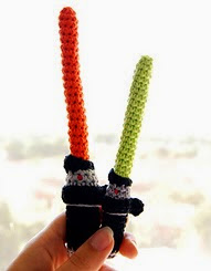 http://translate.google.es/translate?hl=es&sl=auto&tl=es&u=http%3A%2F%2Fwww.ahookamigurumi.com%2Fen%2Fcrochet-star-wars-lightsaber-free-amigurumi-pattern%2F