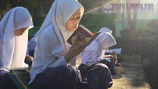 Para Siswa Terlihat Khusyu' Membaca/Tadarus Al Qur'an