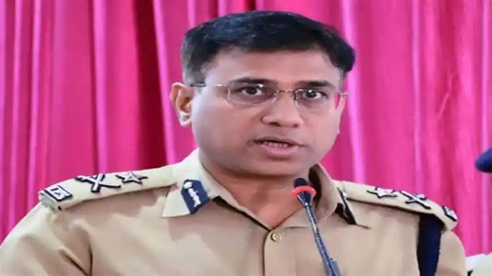 वाराणसी पुलिस आयुक्त ने अधिकारियों संग बैठक कर यातायात व्यवस्था को दुरुस्त करने का दिया निर्देश  गंगा घाट वह मंदिरों में प्रतिदिन  हो जाती है भारी  भीड़