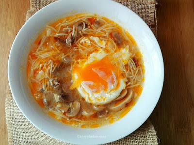 Sopa de fideos express de champiñon y huevo escalfado