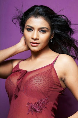 Kadhal Saranya Hot In Red5