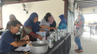 Menggelar Pelatihan Pembuatan Sabun Cuci Piring di Rest Area Gununggedangan Kota Mojokerto.