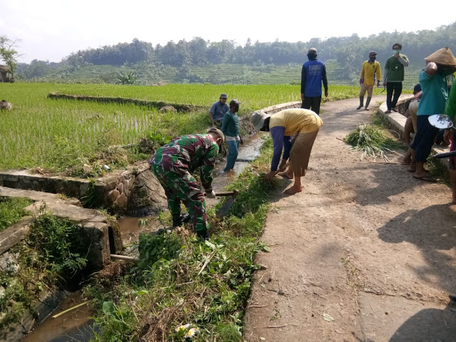 Tetap Patuhi Prokes Babinsa Bersama Warga Bersihkan Talud