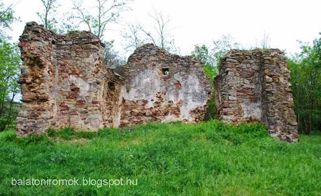 A templomrom apszisa és az azt övező falak és a diadalív indítása.