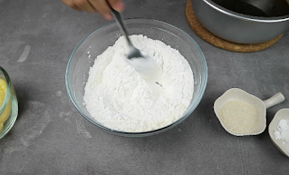 mencampurkan tepung