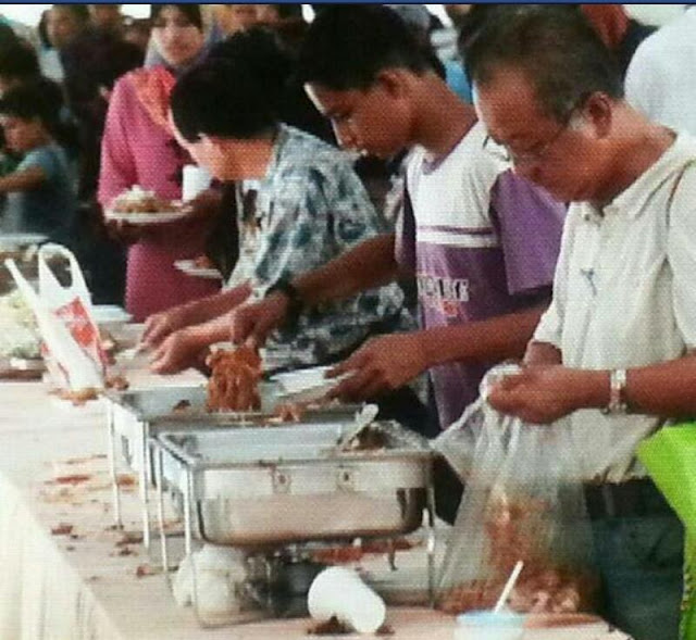 HOT GAMBAR PENYOKONG PR TAPAU MAKAN RUMAH  TERBUKA  TUN M 