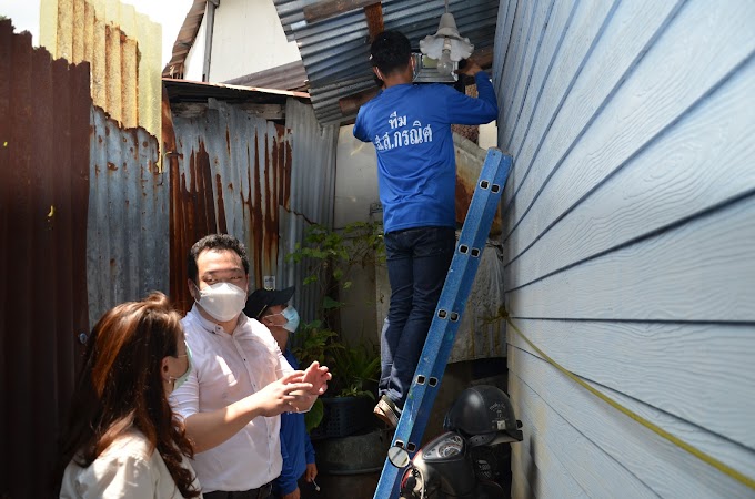 "กรณิศ" นำทีมว่าที่ผู้สมัคร สก. เขตคลองเตย ลงพื้นที่ลุยติดตั้งไฟส่องสว่าง​โซลาร์เซลล์ ชุมชนสวนอ้อย 