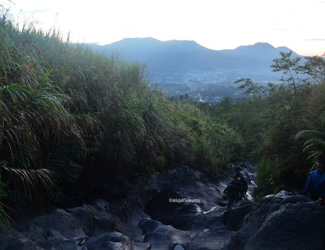 Menyusuri Sungai Pasapahen Jalur pendakian Gunung Lokon licin berbatu-batu ©JelajahSuwanto