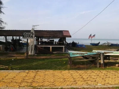 beli hasil laut di pengkalan nelayan pantai puteri