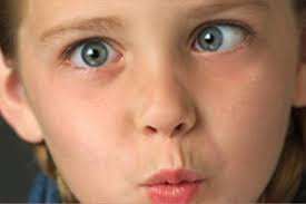  Đôi mắt của trẻ cận thị thường nhìn khó tập trung, chỉ nhìn rõ được các vật nằm ở khoảng cách gần