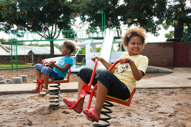 Lataria de ambulância é transformada em playground